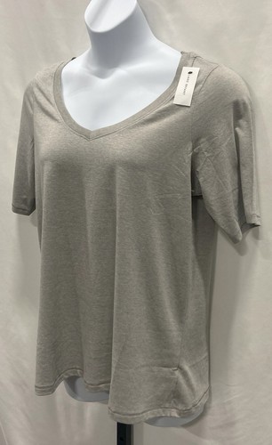 NWT. Lane Bryant women's size 22/24 (3x) classic tee with v-neck. - Picture 2 of 7
