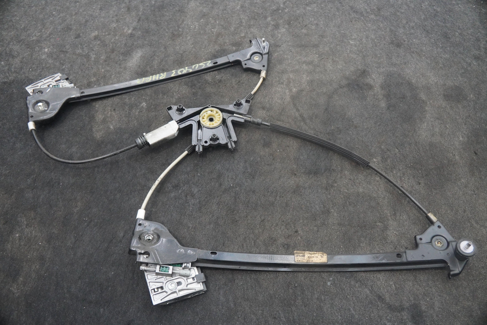 Front Right Passenger Door Window Regulator 11A1562CP OEM McLaren 650S 2015