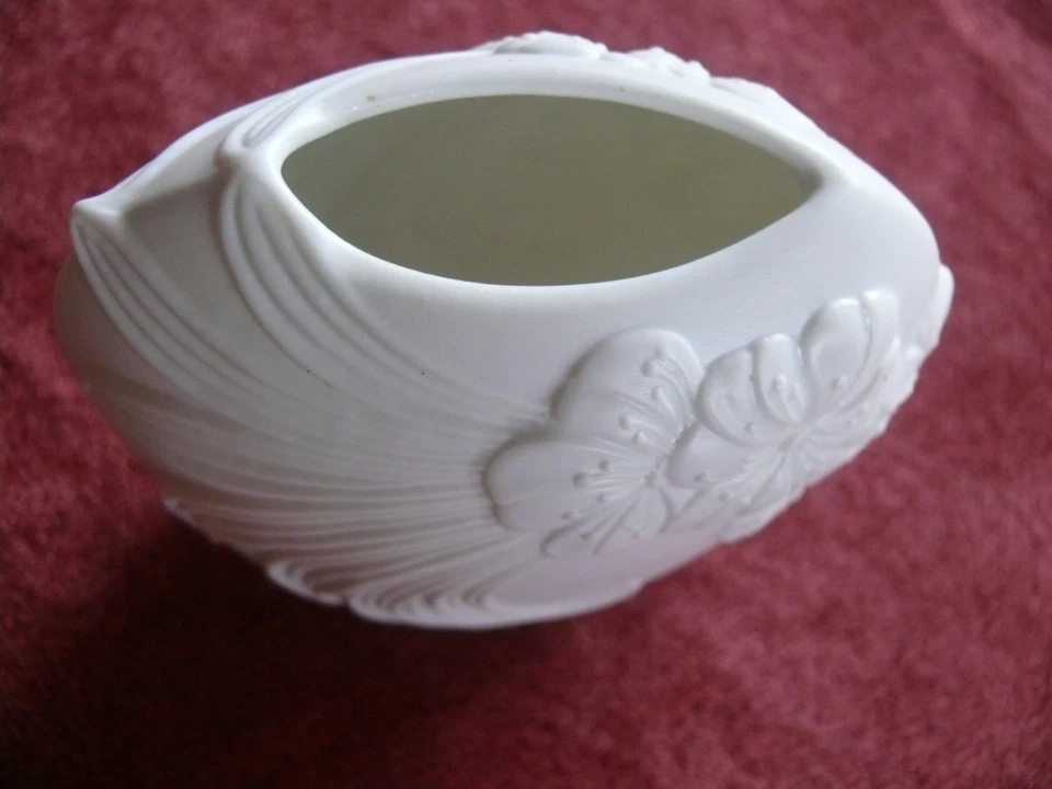 Kaiser Porzellan Vase Nr. 738 – Bisquitporzellan, Weiß, Blumendekor, W. Germany - Bild 2 von 4