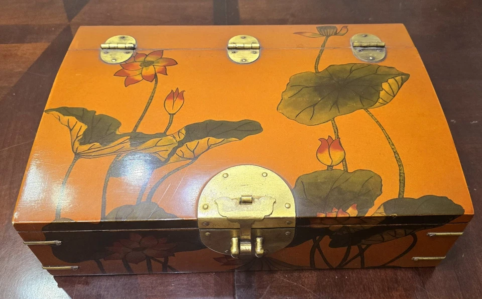 Antiguo cofre asiático de los años 20 para almacenamiento de documentos/valorables. Acabado lacado  Foto 2 de 4