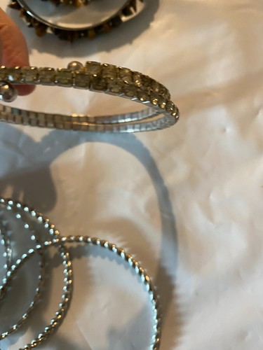 8 Costume Jewelry lot Bracelets, beaded, bangle , stretchy, etc.. pre-owned - Picture 6 of 7