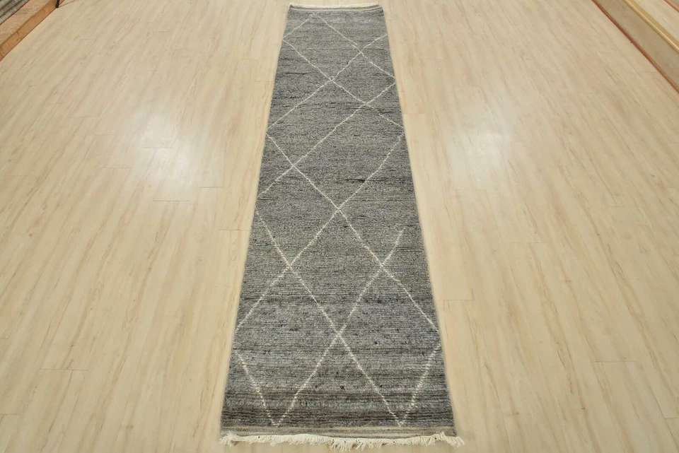Alfombra geométrica contemporánea de lana gris anudada a mano Moroccan Runner 2’7” x 10’3” Foto 3 de 4