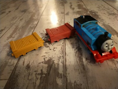 THOMAS & FREUNDE MOTORISIERTER ZUG PRITSCHENWAGEN SCHÖNER ZUSTAND MATTEL 2013