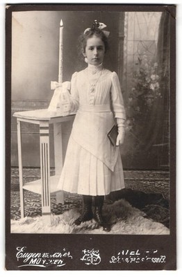 Fotografie Eugen v. Saker, München, Schwanthalerstraße 73, Mädchen in elegantem 