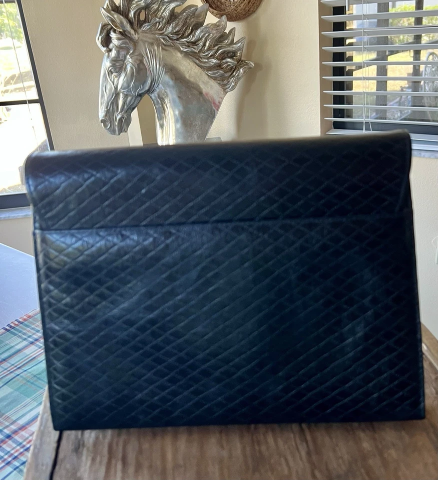 Bolso sin asas Albert Nipon vintage clásico de cuero acolchado negro sin correa Foto 2 de 4