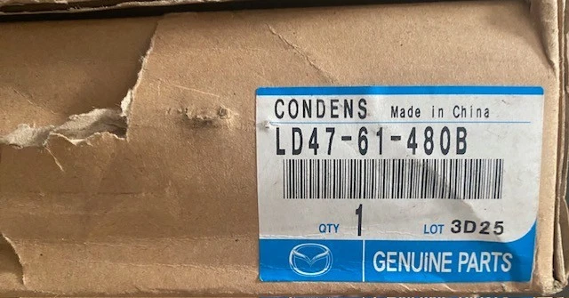 GENUINO MONTAJE CONDENSADOR DE AIRE ACONDICIONADO MAZDA MPV MAZDA 2000-2006, PIEZA NUEVA OEM, P/N LD4761480B Foto 3 de 4