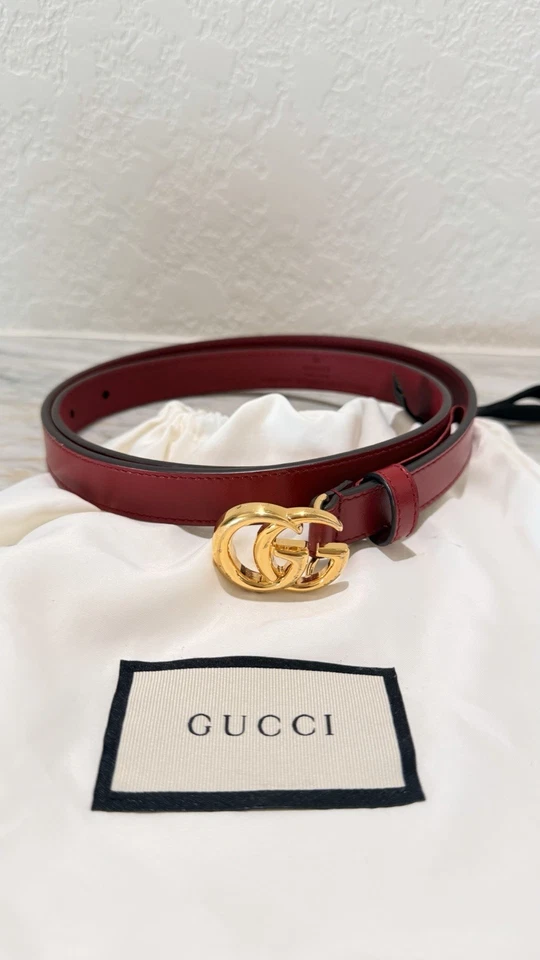 Cinturón para mujer Gucci de cuero con logotipo de Gucci dorado Foto 2 de 4