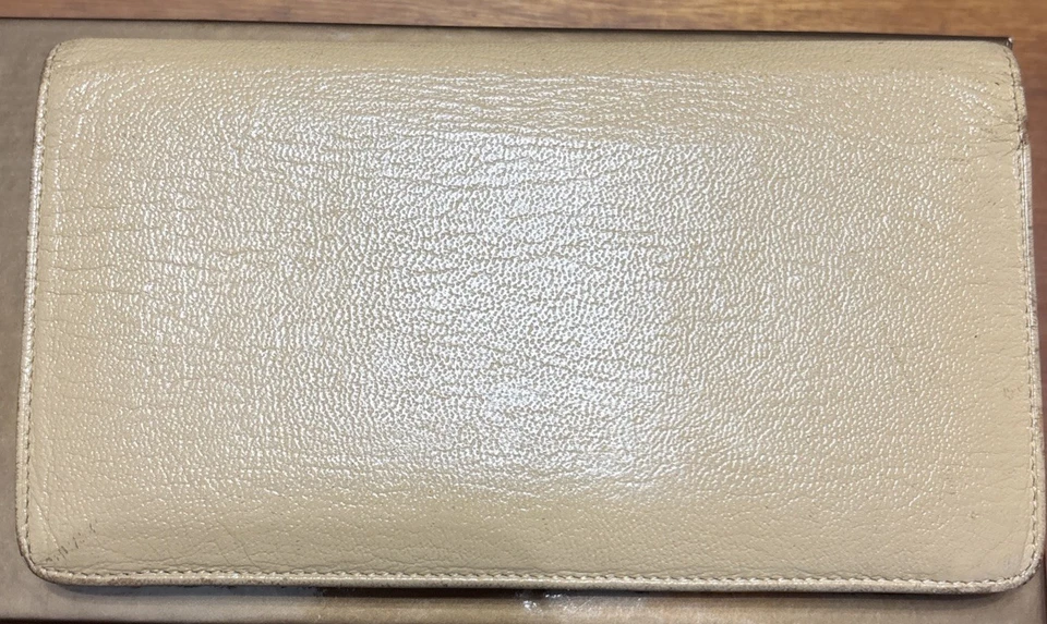 Auténtica cartera larga Chanel con logo CC dorado. Foto 2 de 4