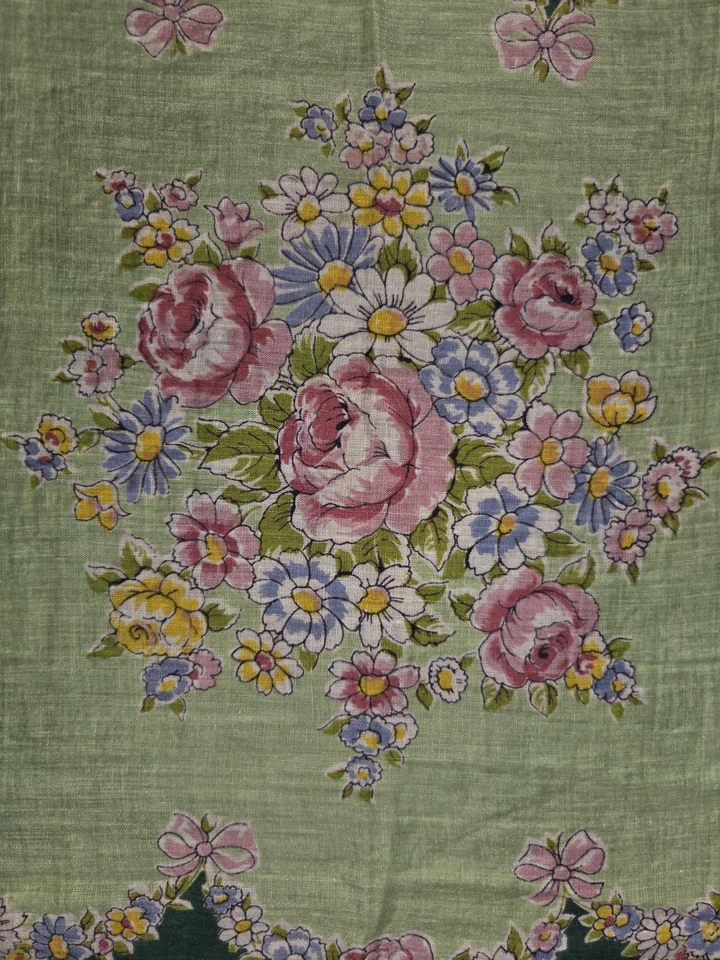 Pañuelo rosas florales sobre verde Foto 2 de 3