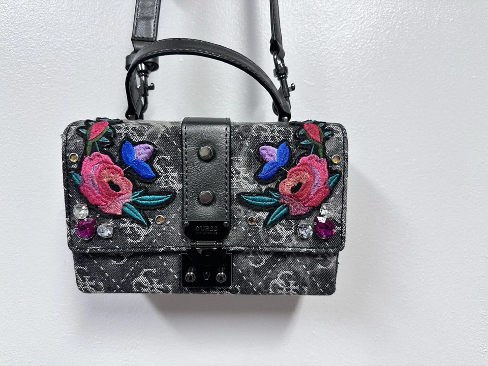 Bolso Bandolera GUESS Badlands Floral Denim Envejecido Y2K Usado en Excelente Condición Foto 2 de 4
