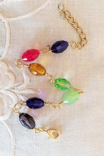 Set/lotto di due bracciali con perline in vetro e cristallo e charms lucchetti - Foto 6 di 9
