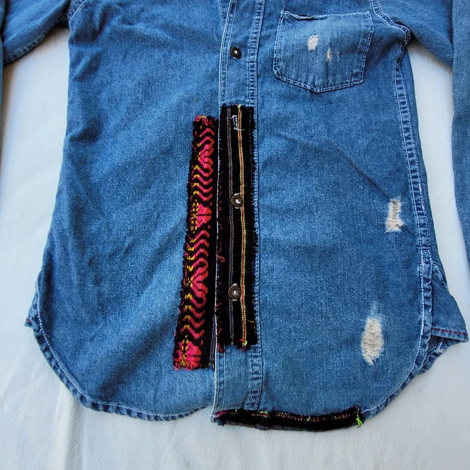 Camisa Denim Anthropologie Artisan De Luxe ADL Bordada Retazos Talla XS Foto 2 de 4