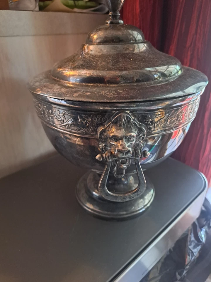 Tureen plateado con cabeza de león Foto 3 de 3