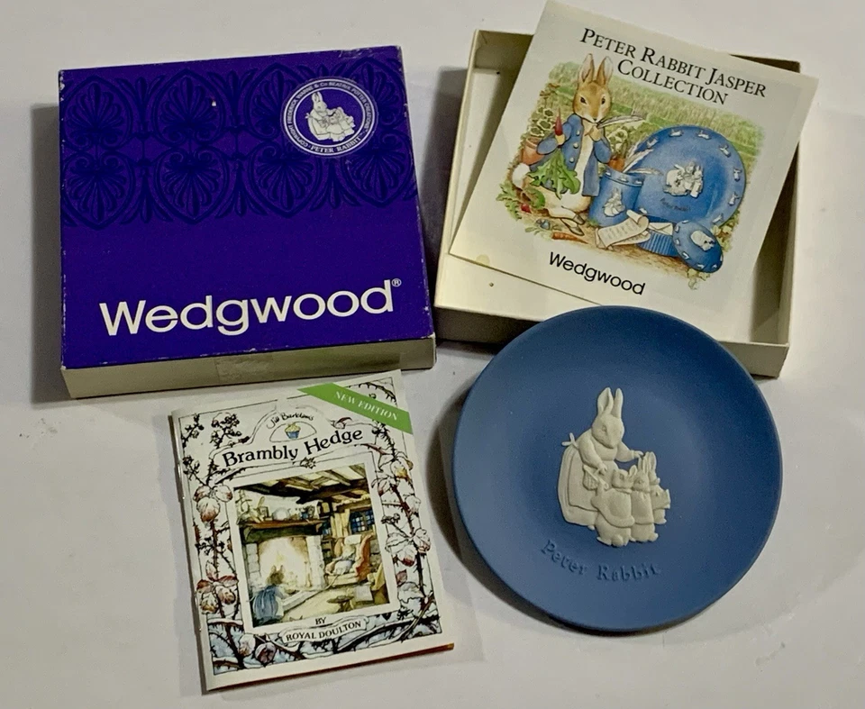 Wedgwood Peter Rabbit Jasper Collection White On Pale Blue Mini Plate England Foto 2 de 4