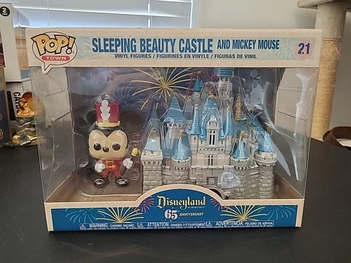 Funko Pop! Town: Disney - Sleeping Beauty Castle and Mickey Mouse #21