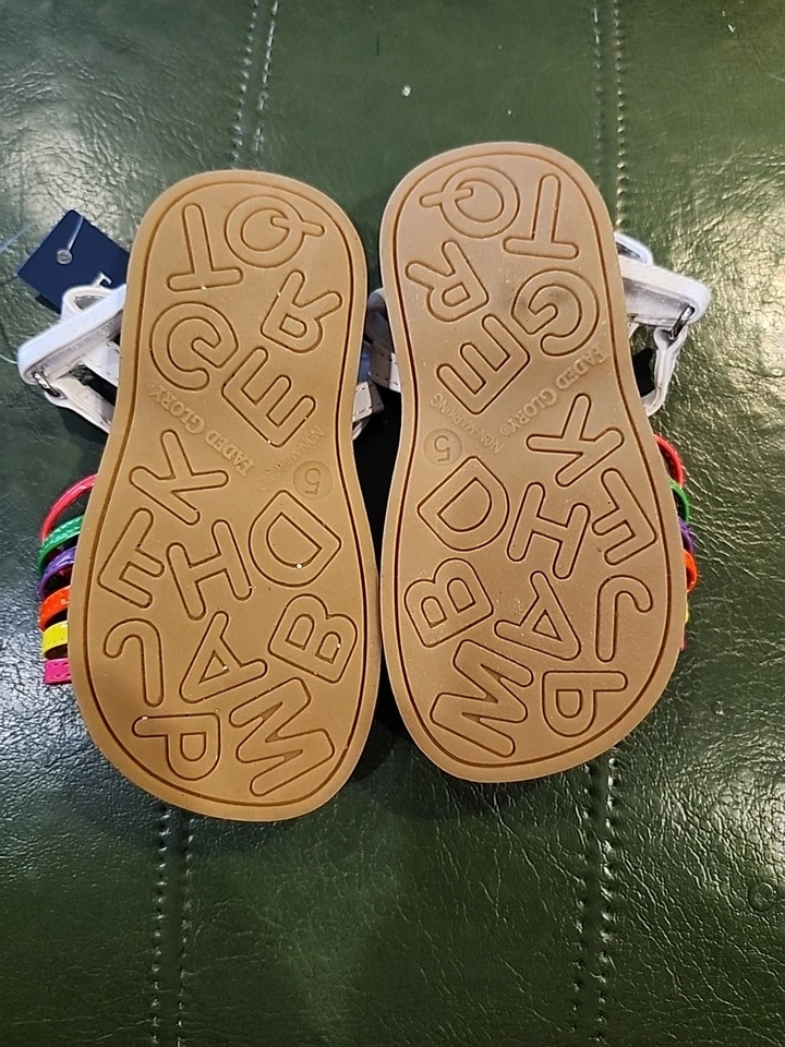 Sandalia para niños pequeños Faded Glory talla 5 corazones con suelas de alfabeto nueva con etiquetas Foto 3 de 4