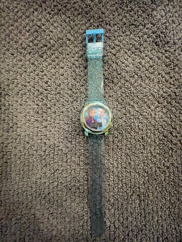 Reloj Digital Iluminado Disney Frozen II Elsa y Anna Dije Banda Azul Brillo - Imagen 2 de 4