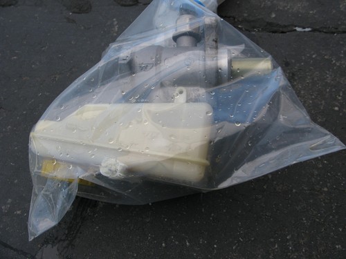 Aston Martin DB9 Brake Master Cylinder & Reservoir - Picture 3 of 5