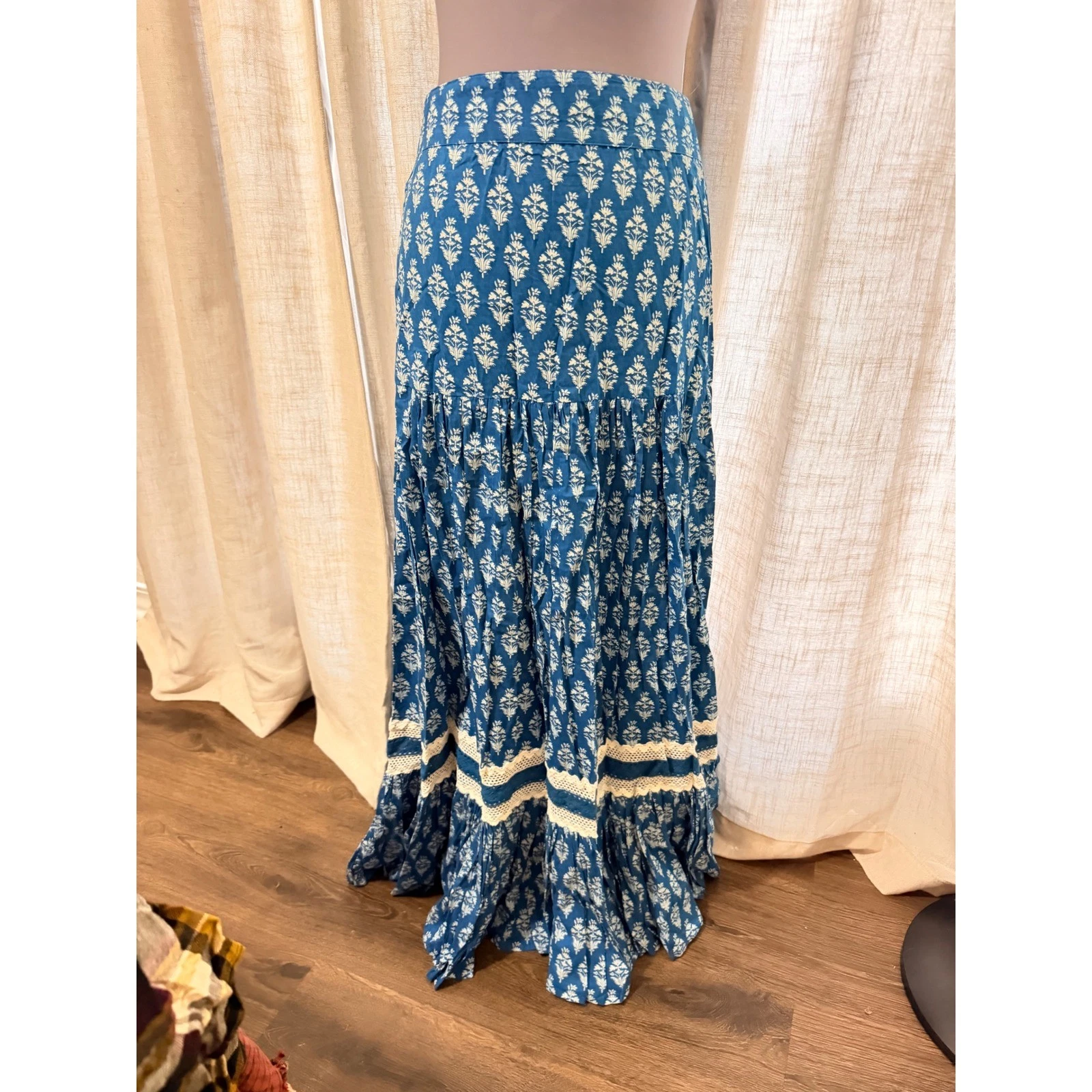 Solitaire Womens Blue White Cotton Block Print Tiered Maxi Skirt Crochet Lace L
Opens in a new windo
