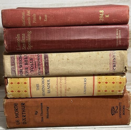 5 Vintage Old Worn book lot Red Gold Maroon Decor Shelf Prop Staging Hemmingway - Foto 19 di 20