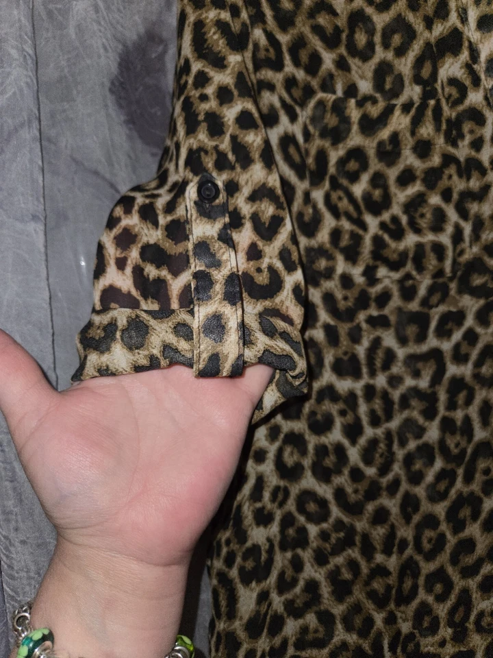 Blusa top para mujer Rue 21 manga 3/4 o abotonada transparente talla mediana bolsillos Foto 2 de 4