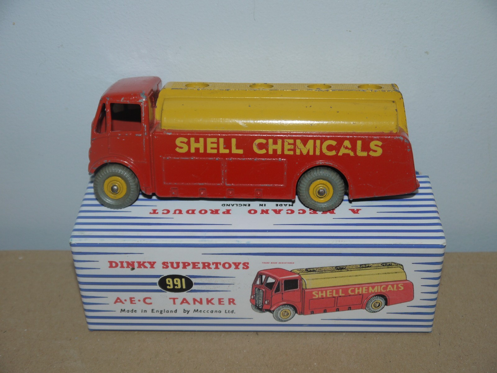 Dinky Toys GB n° 991 AEC pétrolier SHELL Chemicals camion citerne repeint