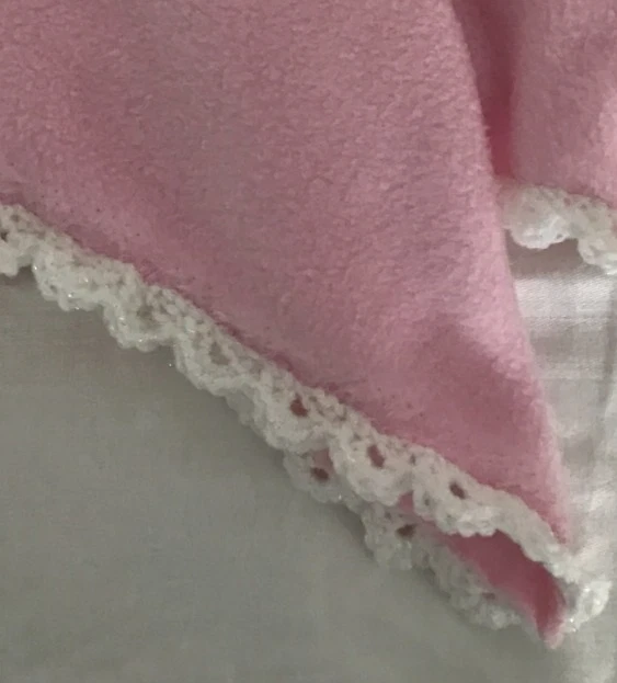 Bonita manta de bebé polar rosa - Regalo hecho a mano - Opción de nombre Foto 2 de 2