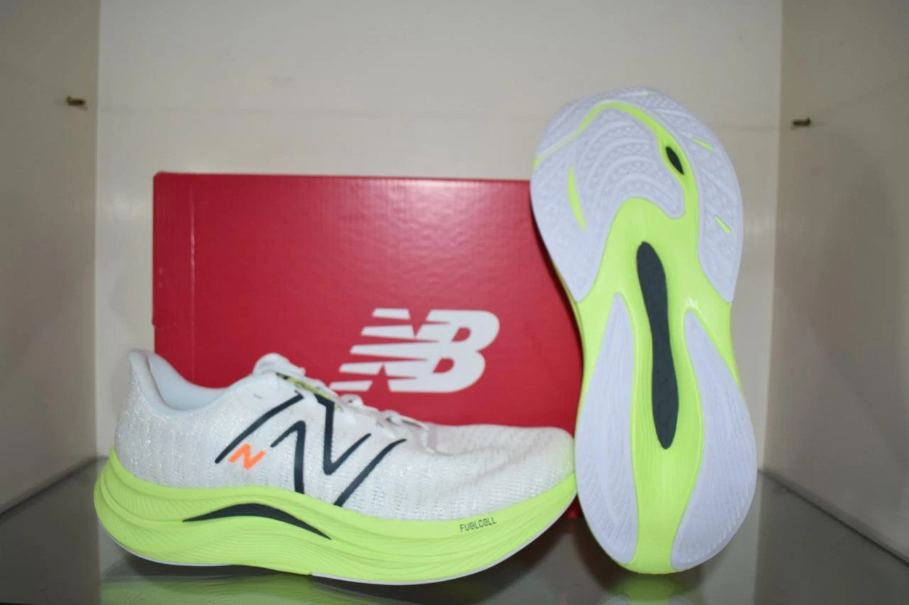 New Balance Men's FuelCell Propel v4 Running Shoes White/Green MFCPRCA4 NIB