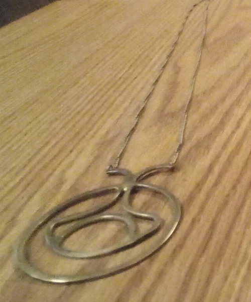 Colar brutalista Anthropologie bronze martelado! - Imagem 2 de 4