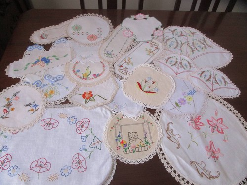 22 HERMOSOS TAPETES VINTAGE BORDADOS A MANO - Imagen 10 de 13