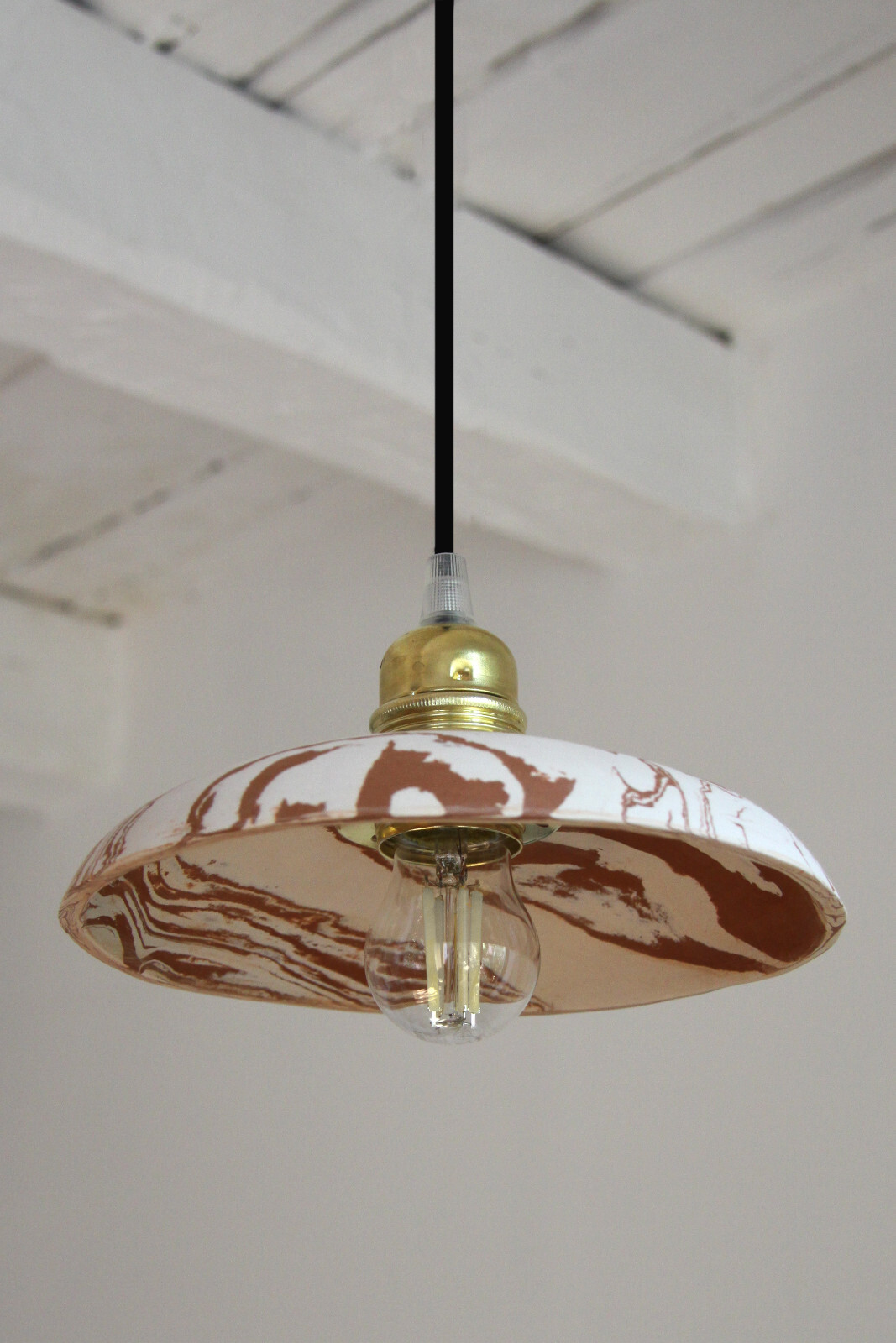 Luminaire en terres mêlées suspension design faïence et laiton