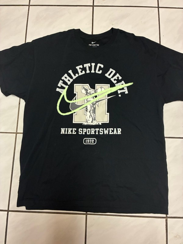 Nike Sportswear Goddess of Victory 1972 Men T-Shirt Black DC2742 Men’s Size XL