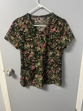 Beyond Scrubs Scrub Top V-Neck; 2 Front Pickets. Silky Feeling. Floral, Size S.