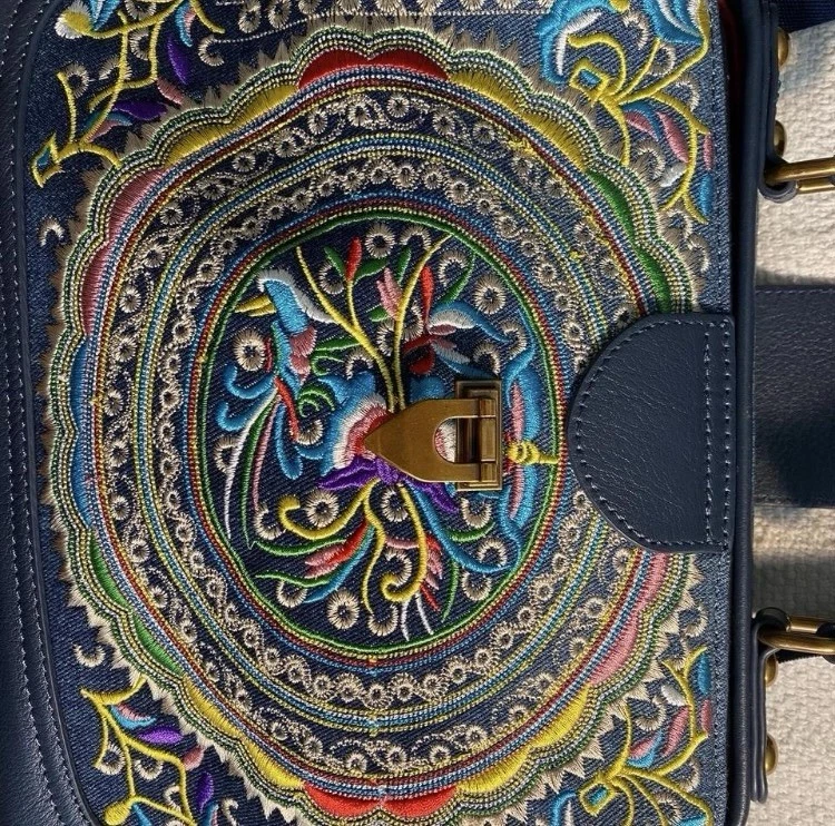 Cartera de médico Sharif Legacy de cuero jaspeado bordado en 3D Foto 2 de 4