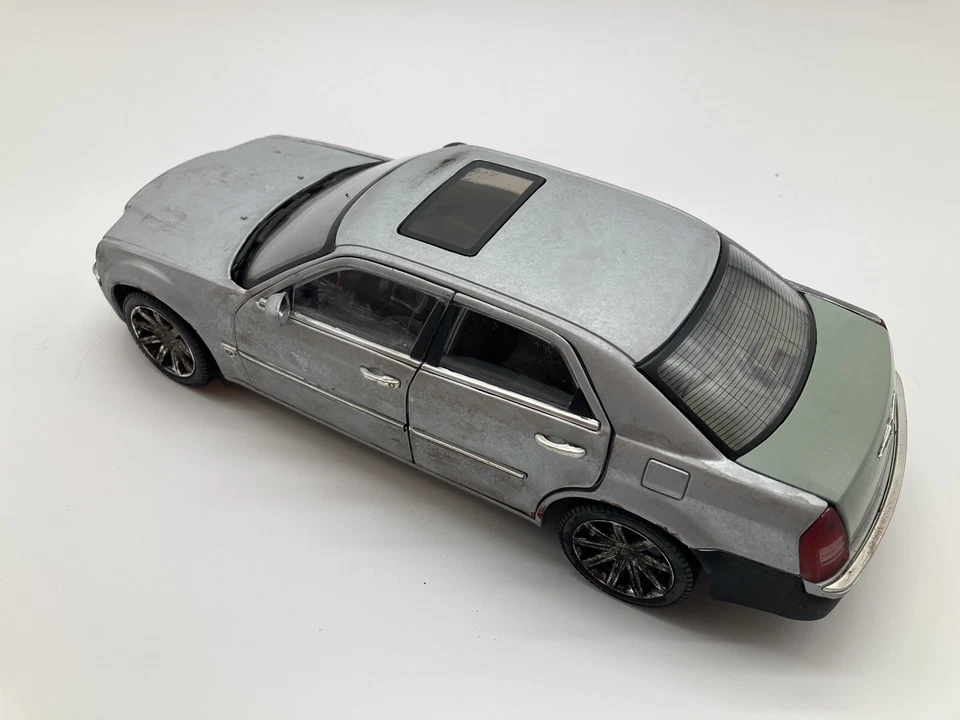 1/18 2005 Chrysler 300C Diecast Model Custom Weathered Rusty Junkyard Beater Car - Image 4 of 4