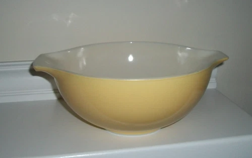 Vintage Pyrex Yellow 443 Cinderella Mixing Bowl  2 1/2 QT