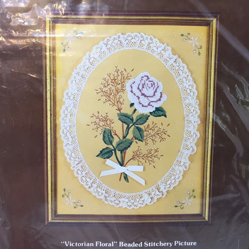 Kit de costura victoriano floral con cuentas Paragon Needlecraft 11" x 14" - Imagen 2 de 4