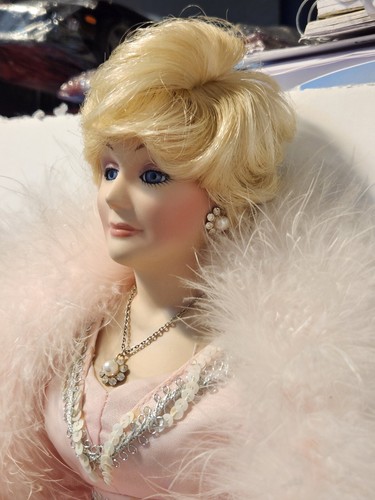BEAUTIFUL VINTAGE MARY KAY ASH PORCELAIN DOLL 1988 MARY KAY COSMETICS - NO STAND - Picture 9 of 18