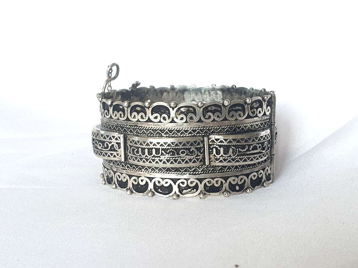 Bracelet élégant en or rose avec chiffres romains et cristaux Bracelet élégant en or rose avec chiffres romains et cristaux