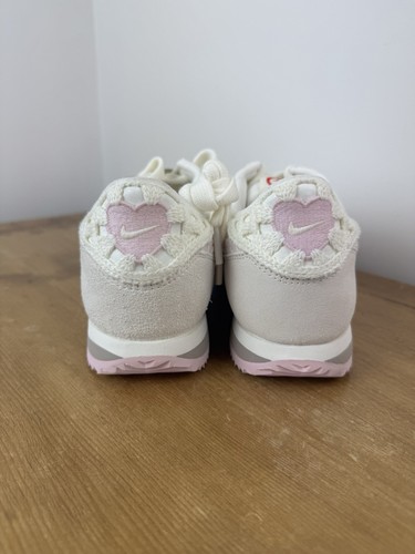 Nike Cortez San Valentino 2025 vela / rosa taglia UK8,5 da corsa - HV6012 161 - Foto 8 di 14