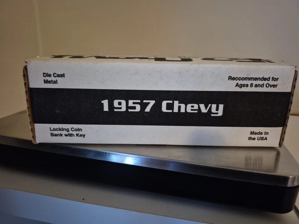 Scale Models 1957 Chevy 25th Anniversary Bank #440 Novo Na Caixa Autografado - Imagem 3 de 4