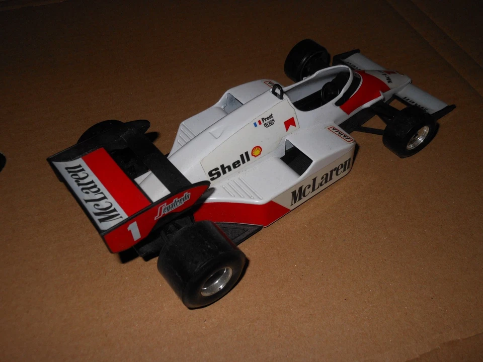 Modellino auto formula Burago McLaren MP4/2 Prost scala 1/24 pressofuso - Immagine 2 di 4