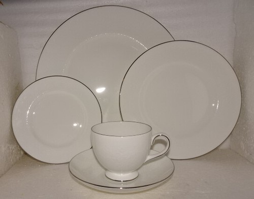 Wedgwood SILVER ERMINE 5 Piece Place Setting Dinner Salad Bread Plate Cup Saucer - Picture 2 of 11