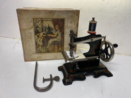 ANTIQUE ORIGINAL SMALL GERMAN MADE METAL HAND CRANK TOY SEWING MACHINE. - Picture 1 of 8