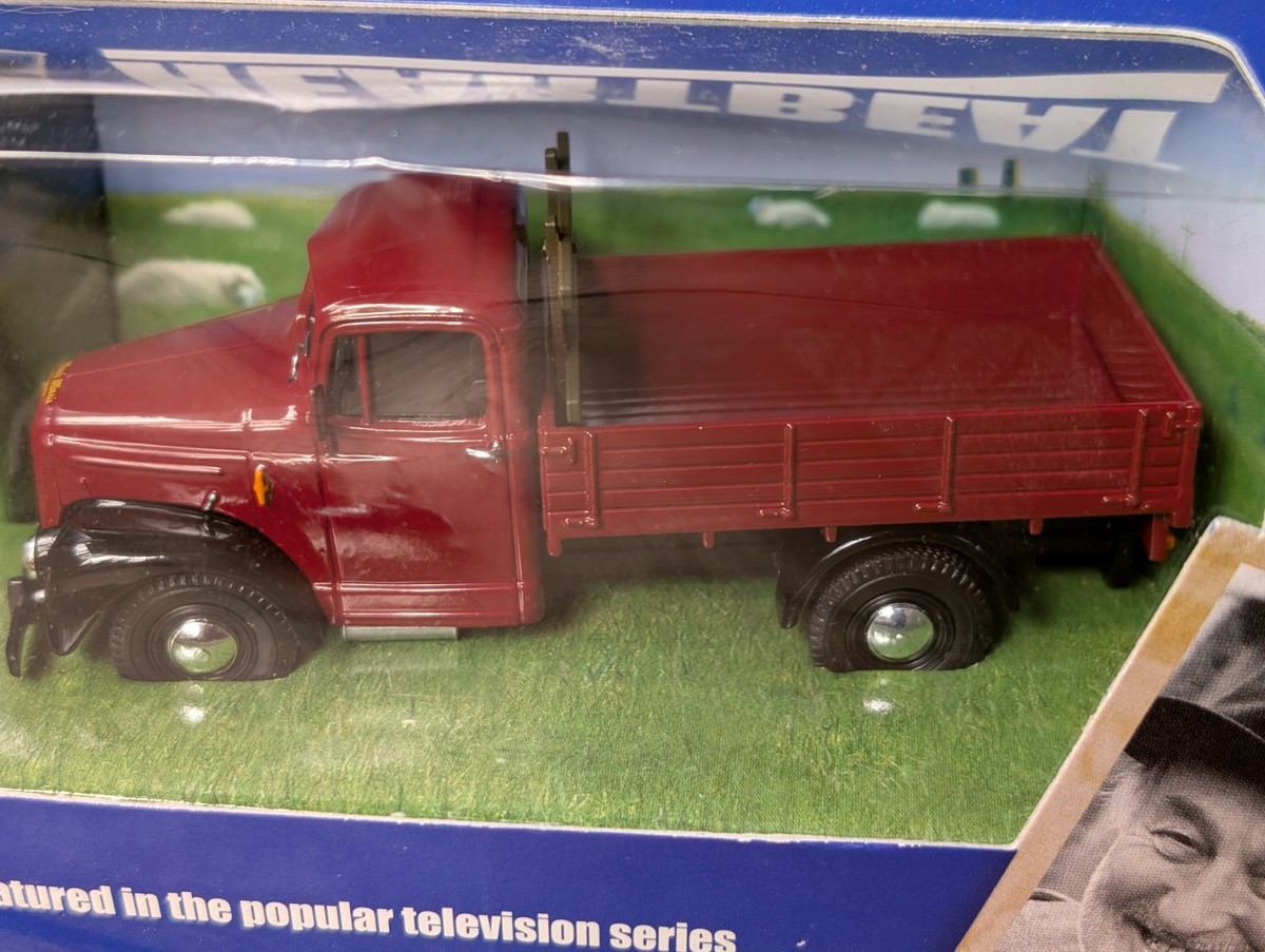 Corgi CC07301 Heartbeat Morris Commercial Truck Figure From