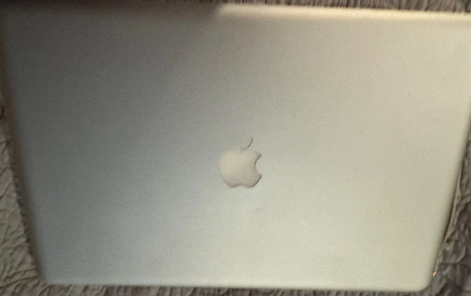 17 inch macbook pro works model a1297 2010 16 gb ram - Image 4 of 4