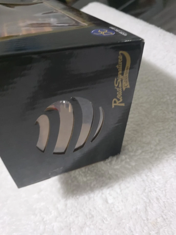 ROAD SIGNATURE 1/18 SCALE RED 1955 WILLYS JEEP STATION WAGON - Image 4 of 4