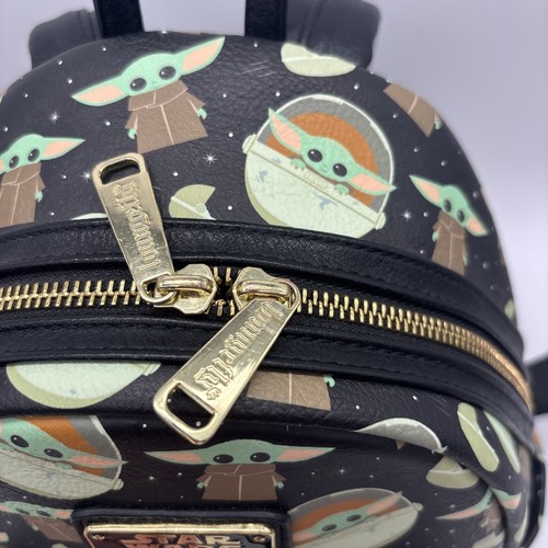 Mochila Loungefly Parques Disney Star Wars Mandalorian Grogu AOP Baby Yoda - Imagen 4 de 13