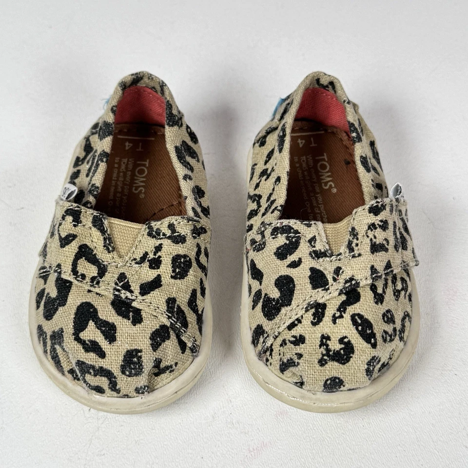 Zapato sin cordones TOMS con estampado de leopardo para niñas pequeñas talla T4 beige negro Foto 2 de 4