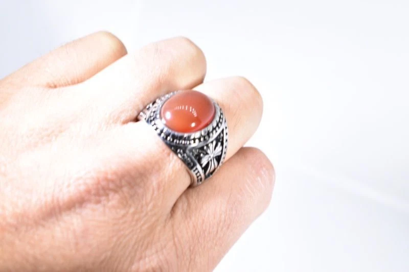 Anillo cruzado vintage plateado acero inoxidable cornalina genuina talla 8 para hombre Foto 4 de 4